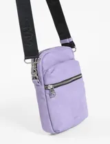 Porta celular negro con correa larga regulable, bolsillo frontal con cierre y logo de la marca en la parte inferior.