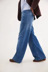 Pantalón de jean con corte recto y tiro medio-alto, de calce relajado y diseño clásico en color azul medio.