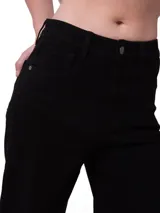 Pantalón de jean estilo wide leg color negro, con diseño de cinco bolsillos, cierre de cremallera y botón metálico.