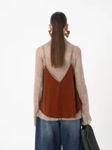 Top de terciopelo fucsia con breteles finos regulables y escote en V con detalle de encaje blanco. Silueta amplia y corte holgado.