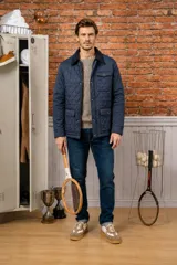 Campera capitoneada de nylon color azul marino, con cuello y detalles en pana, cierre frontal con botones y bolsillos delanteros.