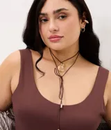 Musculosa de poliamida blanca, de corte ajustado, con escote en U y tirantes anchos.