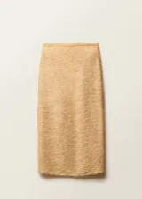 Falda midi de corte recto con diseño texturizado y abertura posterior en el bajo. Cuenta con tiro medio, cierre de cremallera en la parte posterior y forro interior.