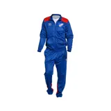 Conjunto deportivo azul con detalles en rojo y blanco, compuesto por campera con cierre y pantalón largo. La campera tiene cuello alto, cierre frontal, bolsillos laterales, puños y cintura elastizados, y el logo de Umbro y el escudo del Club Nacional de Football bordados en el pecho. El pantalón tiene cintura elástica con cordón ajustable, bolsillos laterales y el logo de Umbro bordado en la pierna.
