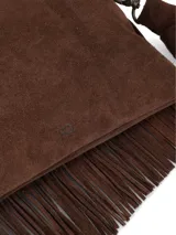 Sobre de gamuza color marrón con detalle de flecos en cascada en la parte frontal y correa de mano removible con cierre superior.