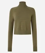 Blusa básica de punto marca Blue Steel, con cuello alto y manga larga. Confeccionada en tejido de punto recto con textura suave y cómoda.