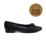 Zapato casual de cuero negro, con punta cuadrada y detalle de moño con herraje dorado en el empeine. Diseñado para brindar confort, especialmente para juanetes, con espuma especial y plantilla anatómica.