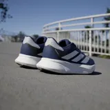 Championes de running Adidas modelo Duramo SL 2, color azul marino con detalles en gris plateado. Presentan capellada de malla transpirable, mediasuela con tecnología LIGHTMOTION para amortiguación y suela de goma Adiwear para mayor tracción.