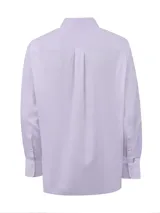 Camisa de manga larga RKF, corte regular fit, color lila. Presenta cuello abotonado, cierre frontal con botones y bolsillo en el pecho con el logo de la marca bordado.