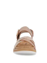 Sandalias de mujer color beige, con tiras cruzadas en la parte frontal, una de ellas con textura metalizada, y tira ajustable al talón con hebilla. Posee suela de plataforma con detalle estilo yute.