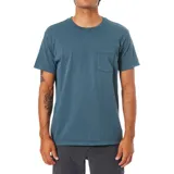 Remera azul de manga corta con bolsillo en el pecho.