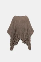 Top de cuello redondo color celeste con textura fruncida, mangas tipo capa y bajo asimétrico.