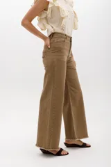 Pantalón wide leg color crudo, con textura de pequeños tajitos.