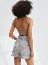 Short de tiro alto color verde militar con lazo en la cintura, bolsillos delanteros y traseros.