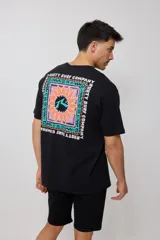 Remera blanca de manga corta de ajuste holgado con estampa en el pecho.