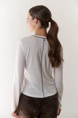 Remera manga larga color borgoña con cuello en V y costuras decorativas verticales.