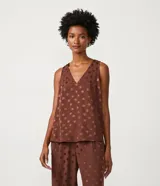 Blusa sin mangas color marrón con estampado de hojas, cuello de pico y textura jacquard.