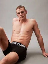 Pack de tres boxers largos de microfibra con cintura elástica distintiva de la marca Calvin Klein. Presentan un diseño minimalista con superficie suave y ajuste de talle medio.