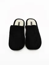 Pantuflas cerradas de pana negra con interior de corderito sintético color crema.