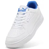 Championes Puma modelo Caven III en colaboración con BMW Motorsport. Diseño urbano de corte bajo en color blanco, con detalles en azul y rojo en el talón y la lengüeta. Presenta perforaciones en la puntera para mayor ventilación y el logo de BMW Motorsport en el lateral.