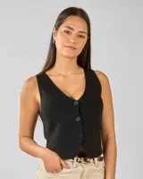 Chaleco negro de punto con escote en V y cierre frontal con tres botones.