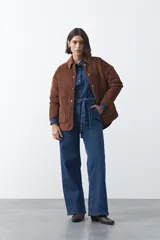 Campera de algodón con diseño capitoneado y matelaseado, de corte relajado con cuello camisero y bolsillos frontales.