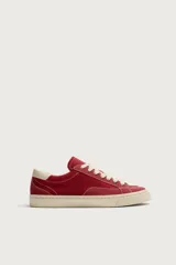 Zapatilla casual confeccionada en tejido de algodón de color rojo, con suela y cordones en tono crudo, y detalle a contraste en el talón.