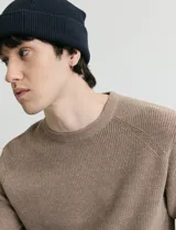 Sweater de punto inglés con escote redondo y mangas largas. Presenta cuello y puños terminados en punto canalé.