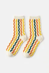 Medias color blanco con diseño de líneas onduladas en tonos naranja, amarillo y verde oscuro.