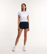 Bermuda deportiva tipo runner de microfibra color azul marino, con cintura elástica, bolsillo con cierre y diseño holgado con bajo redondeado.