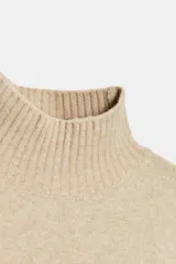 Jersey de punto liso con cuello subido y manga larga, de corte holgado y diseño minimalista.