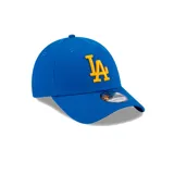 Gorra New Era modelo 9FORTY de los LA Dodgers en color azul, con corona estructurada, visera curvada y cierre ajustable. Presenta el logotipo del equipo bordado en amarillo en la parte frontal y el logo de la marca en el lateral. Confeccionada en tejido de algodón.