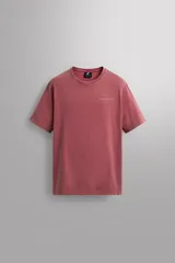Camiseta de algodón con efecto lavado, cuello redondo y manga corta. Presenta un estampado gráfico a tono en la parte frontal.