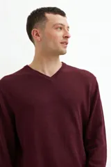 Sweater de punto con escote en V y mangas largas, de calce clásico y puños acanalados.