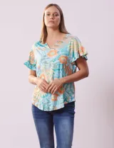 Blusa estampada de seda fría marca Ruby Rd, con cuello a la base y escote en V, y mangas cortas amplias con volados.