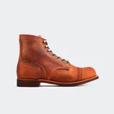 Botas de cuero color marrón con cordones y suela de goma. Modelo Heritage Iron Range de Red Wing.