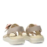 Sandalias deportivas Merrell modelo District 4 Backstrap, color beige y caqui. Presentan tiras cruzadas en el empeine, correa trasera ajustable con cierre de velcro y hebilla decorativa en tono rosado. Cuentan con plantilla de espuma EVA y suela ligera.