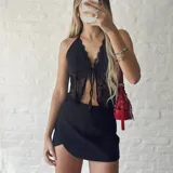 Top negro con escote halter y detalle de encaje en el frente, con tiras regulables.