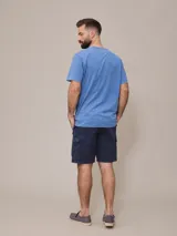 Remera básica de cuello redondo con bolsillo frontal, confeccionada en algodón con efecto de lavado gastado.