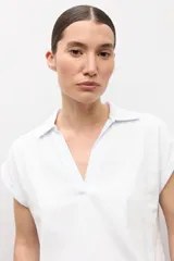 Remera de manga corta color marrón topo, con cuello polo y escote en V.