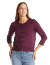 Cardigan de tejido fino con abotonadura frontal, cuello redondo y mangas tres cuartos con puños acanalados.