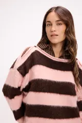 Buzo de tejido de punto con diseño de rayas horizontales anchas en color rosa y marrón. Presenta un corte holgado, cuello redondo y detalle de botones en los hombros.