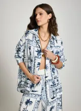 Camisa de manga larga con estampado azul y blanco de inspiración tropical y pañuelo, cuello clásico y ajuste holgado.