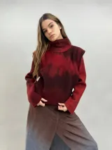 Buzo de lana merino afieltrada con diseño artesanal de efecto degradado en tonos violeta y fucsia. Presenta cuello alto, hombreras marcadas y corte holgado.