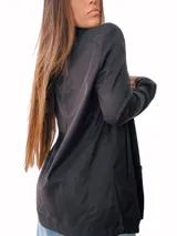 Blazer negro de corte recto y largo, con solapas y cierre frontal con dos botones blancos.