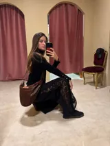 Pantalón de jean negro de corte recto, con paneles laterales de encaje negro mate con transparencias.