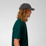 Gorro tipo gorra Caterpillar color gris oscuro con efecto lavado, visera curva y bordado frontal con el logo de la marca en hilo blanco. Cuenta con tira trasera ajustable del mismo tejido con deslizador metálico.