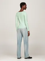 Remera de manga larga color verde agua, con textura acanalada, cuello redondo y logo de Tommy Hilfiger bordado en el pecho.