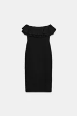 Vestido midi negro de punto con escote de hombros descubiertos adornado con volantes y diseño ajustado.