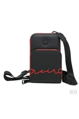 Bandolera negra de cuero sintético con detalles en rojo, bolsillo frontal con cierre, tira ajustable y logo de la marca estampado en el frente.
